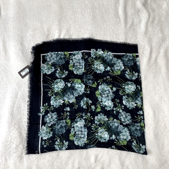 NWT Authentic Gucci Signature Floral Prints Large Shawl Scarf Silk Blend - Picture 5 of 12